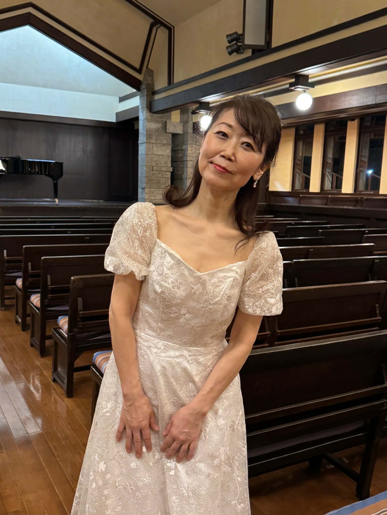 クラシックのステージ衣装を着た山田ひかる