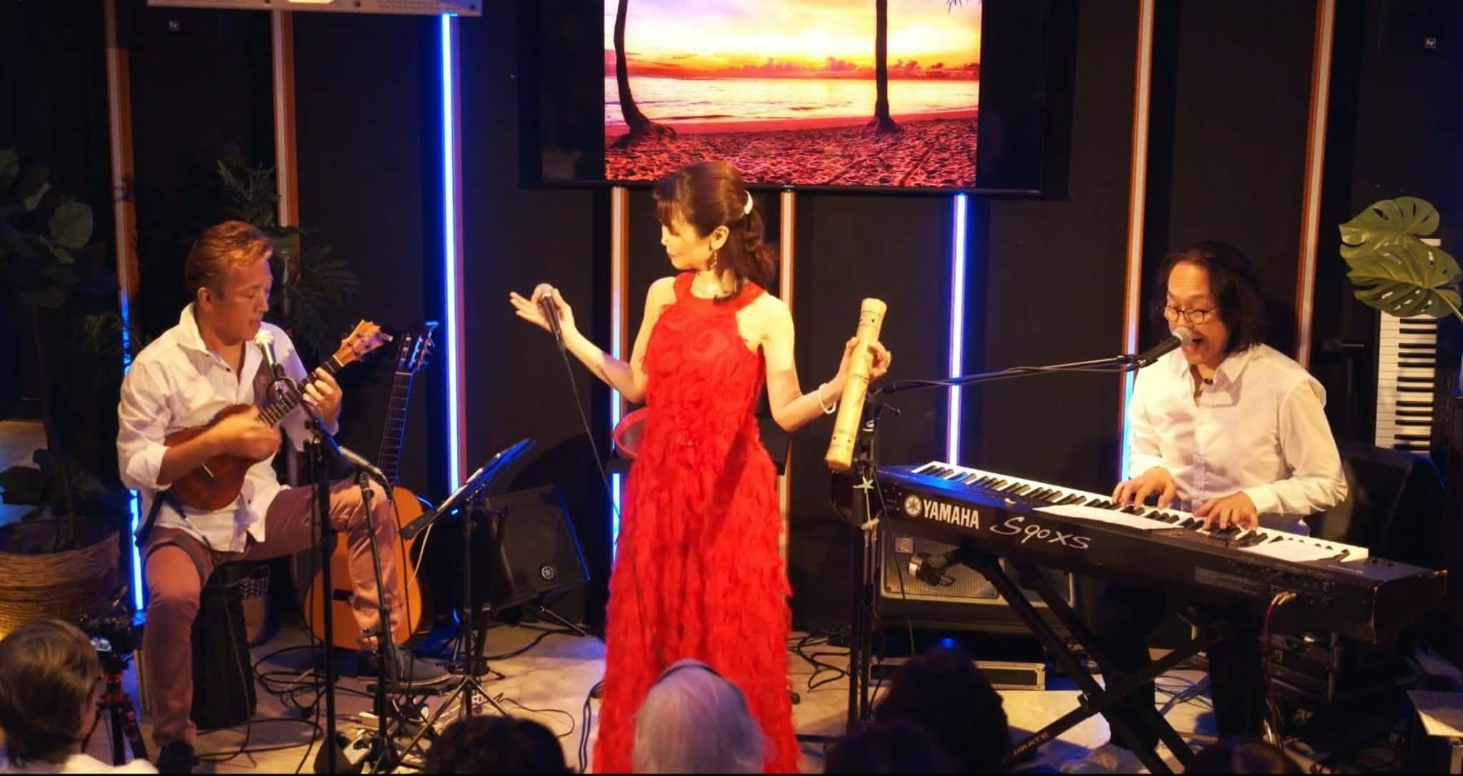 赤いドレスでトリオと演奏する山田ひかる